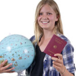 Abiturientin mit Weltkugel und Reisepass