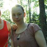 Zwei junge Frauen, die als Betreuerinnen in einem amerikanische Summer Camp arbeiten